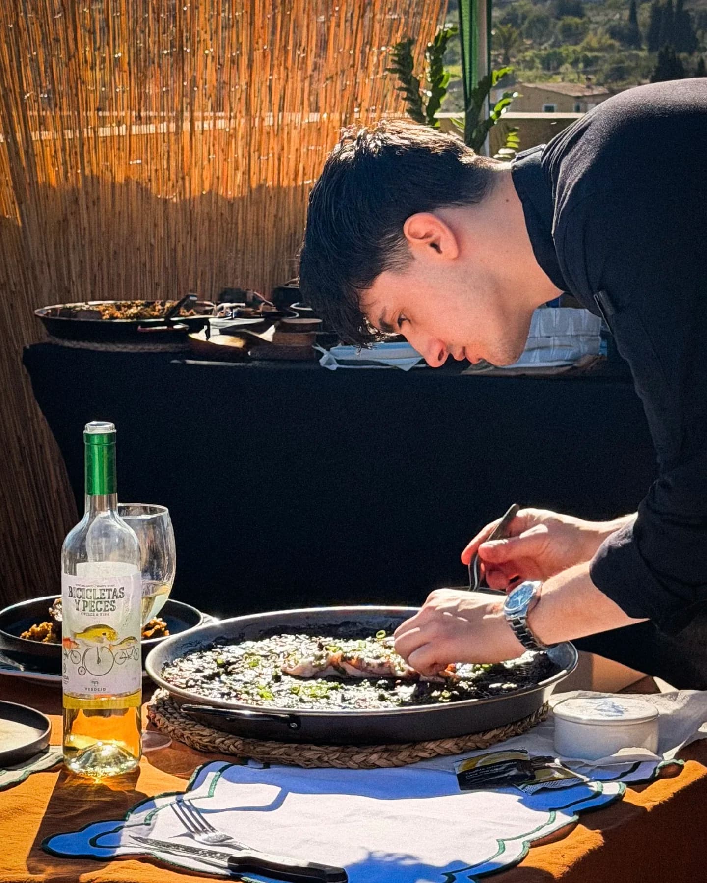 Chef Guillem Roig emplatando un plato en una cocina profesional
